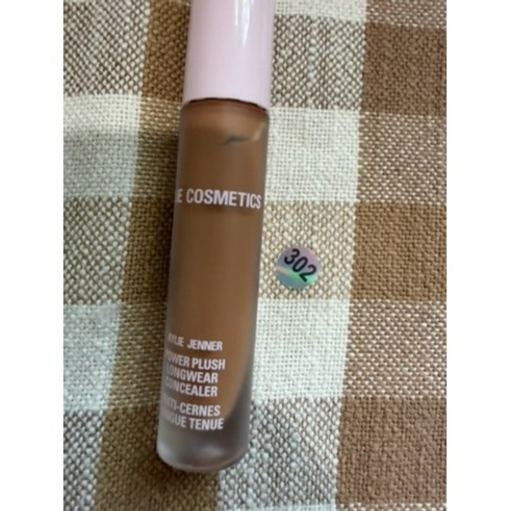 Kylie Cosmetics Power Plush Longwear Concealer Shade 7.5WN Kylie Jenner